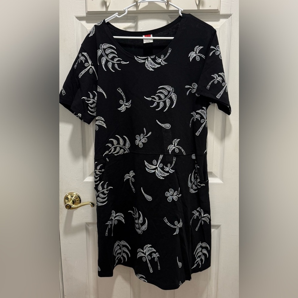 Casual Black Dress with White Tropical Pattern and pockets